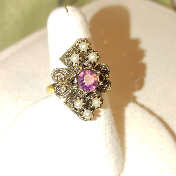 Vintage Sarah Coventry Size 6.5 Gold Tone Ring Faux Pearls Purple Rhinestone - Picture 11 of 13